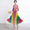 Vestuário feminino transfronteiriço: Vestido elegante Issey Miyake com gola dobrada, mangas sino, saia midi plissada em degradê arco-íris da moda, estiloso