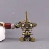 Llavero Colgante Sanxingdui de Latón con Figura Humana Grande de Cobre, Sacerdote Orante, Máscara de Ojos Verticales y Pájaro Divino
