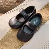Sapatos de couro para meninas 2024 primavera e outono novos sapatos infantis sapatos de princesa para meninas sapatos de feijão com sola macia sapatos simples para crianças de médio e grande porte
