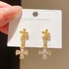 Aretes de flor de circonita con pasador de plata chapado en oro real de 18k, lujo ligero, alta gama, aretes exquisitos, aretes versátiles y de moda para mujer