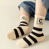 Calcetines de moda para niños calcetines deportivos calcetines de media caña calcetines para niñas de primavera y otoño calcetines para niños y niñas al por mayor calcetines a rayas con letras