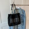 Bolso de mano de gran capacidad para mujer, bolso de hombro con diseño de nicho, popular en otoño e invierno de 2024.