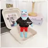 La ropa de los residentes de Bikini Bottom incluye peces geniales, peces flácidos, peces que se extienden planos, colgantes, llaveros, accesorios, monos y pantalones.