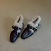 Coleção de inverno estilo coreano: sapatos de bico quadrado pequenos, com salto grosso, peludos, de peça única, retrô e versáteis, quentes e forrados com fleece, mocassins pequenos de couro para mulheres