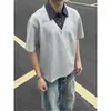 Camisa Cinza Floral Falsa de Duas Peças com Gola e Mangas Curtas Simples para Homens, Camiseta Tendência Xadrez Verão Estilo College Ombro Regular