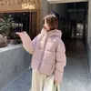 Nuevo Abrigo Corto de Algodón Estilo Coreano para Mujer 2026 Invierno con Capucha Acolchada para Figuras Pequeñas, Cálido y Elegante, Actualmente en Tendencia