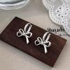 Hebilla de Oreja de Aguja de Plata con Lazo Sencillo Diseño de Nicho Femenino Moda Nueva 2024 Pendientes Lindos Personalizados Elegantes para Mujer