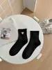 Calcetines de algodón para otoño e invierno para mujer, calcetines de media pantorrilla con bordado de dibujos animados y encaje, calcetines deportivos grises con lindo patrón de cachorro para mujer