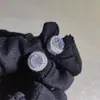 Pendientes de Botón Redondos Full Diamond con Textura Estilo Hong Kong, Estilo Nuevo Transfronterizo Tangjia para Mujer, Pendientes Redondos Huecos de Alta Gama Europeos y Americanos con Diseño Único e Innovador