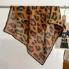 2025 novo estampa de leopardo fino quente temperamento Coringa proteção para o pescoço temperamento lenço pequeno lenço de negócios explosão recomendar