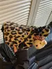 Bolso de felpa transfronterizo para mujer invierno 2026 estampado de leopardo estilo nuevo moderno versátil de un solo hombro axila bandolera bolso de viajero bolsa de albóndiga