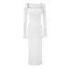 Vestido Largo de Encaje con Cuello Cuadrado y Mangas Largas Estilo Chica Picante 2026 Otoño Nuevo Sexy Ajustado con Abertura que Abraza la Cadera Elegante