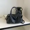 Bolsa de mão retrô de luxo leve transfronteiriça para mulheres, nova moda de verão 2026 com tachas, bolsa de ombro e transversal