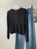 Elegante Cardigan de Tricô Costurado com Gola Redonda para Afinar o Corpo Feminino, Versão Coreana Outono 2026, Suéter Casaco Fino Suave e Iluminador