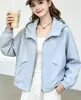 Chaqueta corta con capucha para mujer, estilo coreano otoño 2026, corte holgado para figuras petite, cárdigan casual versátil con cremallera a prueba de viento