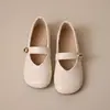 Colección de verano 2026 para mujer: Zapatos Mary Jane dorados pequeños con suelas suaves, puntas cuadradas, aberturas poco profundas y un diseño de una sola correa con hebilla dorada, zapatos planos de moda
