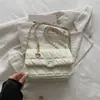 Outono 2026 Bolsa Quadrada Pequena com Corrente Estilosa Design Nicho Retrô Bolsa de Ombro Único Fashionável Tendência Casual Bolsa de Axila
