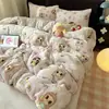 Juego de Ropa de Cama Grueso de Invierno de Leche de Coral de Cuatro Piezas Funda de Edredón Sábana de Cama de Doble Cara con Más Terciopelo Funda de Almohada Falda de Cama de Coral Fleece para Dormitorio Juego de Tres Piezas