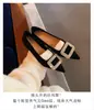 Versão em Pele de Ovelha Fivela de Diamante Brilhante Exquisita Sapatos Rasos Elegantes de Bico Fino para Mulheres Primavera e Outono 2026 Novo Modelo