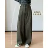 Estos pantalones de carambola, fáciles de llevar y resistentes a las arrugas, se recomiendan por su efecto adelgazante y su diseño elegante.. Presentan bolsillos tridimensionales y un estilo casual de pierna recta, lo que los hace perfectos para mujeres en la temporada de otoño.. (Modelo: Y0907T)