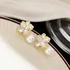 Brincos de Pérola Flor de Cinco Pétalas 2025 Novos Brincos de Luxo Brincos de Pétalas Micro Embellished Brincos Elegantes para o Dia a Dia para Mulheres