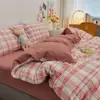 Fabricante personaliza juego de cuatro piezas de algodón lavado estilo ins y juego de tres piezas de ropa de cama estilo japonés simple para dormitorios de estudiantes