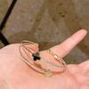Pulsera abierta de doble capa con flor de cuatro hojas y diamantes, estilo retro francés de alta gama, elegante y ligera de lujo para mujer.