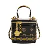 Bolsa mini personalizada para labiales transfronteriza 2026, nueva bolsa cruzada tachonada primavera/verano, bolso de hombro versátil y de moda para mujer