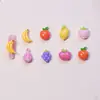 Serie de frutas artificiales: fresa, plátano decoraciones para uñas, pegamento color crema, fundas para teléfono, pequeños accesorios de resina para manualidades, y pedrería