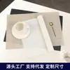 Manteles individuales aislantes, un producto popular transfronterizo de Amazon, con un diseño tejido, hechos de material de PVC, de forma cuadrada y sirviendo tanto como manteles individuales como posavasos, ofreciendo una experiencia gastronómica sencilla y elegante