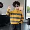 Suéter Gola Meia-Alta Outono e Inverno para Meninos 2026 Novo Estilo Tricô com Zíper Listrado Infantil Top Quente Espessado de Inverno