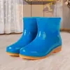 Botas de chuva femininas da moda para adultos para a estação chuvosa, antiderrapantes, impermeáveis, adequadas para uso em lavanderia e cozinha, de cano curto, com sola grossa, adequadas para todas as estações