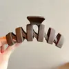 Pinza Geométrica Simple para el Cabello, Pinza de Moda para la Parte Trasera de la Cabeza, Pinza Femenina de Color Café, Accesorio para el Cabello de Pinza de Tiburón de Alta Gama y Exquisito