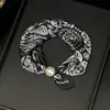 Collar de bufanda de seda magnética con hebilla de perla para mujer, un accesorio de lujo ligero con sentido de ambiente, adecuado para el uso diario, bufanda decorativa simple para el cuello.