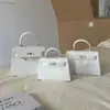 Bolsa Kelly Original de Nicho de Luxo com Padrão de Crocodilo para Mulheres, Bolsa de Mão Versátil e na Moda para o Dia a Dia, Bolsa Transversal Trapezoidal de Ombro