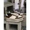 Outono de 2026 Novos Sapatos de Plataforma com Solado Grosso Estilo Coreano Aumento de Altura Slip-on Estilo Britânico Moda Versátil Sapatos Casuais para Mulheres