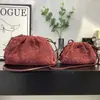 Bolsa Nuvem Camurça Fosca Retrô Boca Dourada Bolsa Tecida à Mão 2025 Nova Bolsa de Mão Pregueada Formato Dumpling
