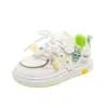 Tênis Feminino 2025 Primavera e Outono Novo Desenho Animado Coelho Couro Sola Grossa Sapatos Brancos com Velcro Tênis Esportivo Infantil