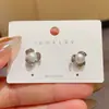 Brincos Stud Geométricos de Pérola Personalizados Exquisitos e Compactos para Mulheres, Design de Nicho, Brincos de Moda Estilosos e Versáteis, Brincos de Celebridade da Internet