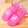 Chanclas de PVC casuales de verano, sencillas y duraderas, con diseño hueco, suela plana y plantilla suave, perfectas para usar al aire libre en verano.