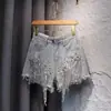 Shorts de Mezclilla Rasgados con Borlas de Moda de Este Año para Mujer, Nuevo Estilo de Verano, de Cintura Alta, Favorecedores, con Abalorios Pesados, Hot Pants