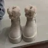 Elegantes y minimalistas, estas cálidas botas peludas con forro de polar y detalle de hebilla son una nueva colección otoño/invierno 2026 de botas de nieve cortas para mujer
