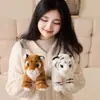 Boneca Tigre Simulada Fofa Brinquedo de Pelúcia Postura em Pé Boneca Tigre Siberiano Boneca de Pano Tigre Branco Presente Infantil para Mulheres