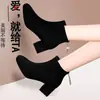 Botas de Cano Curto Quadradas de Couro Macio Femininas Salto Bloco Outono Botas Individuais 2026 Inverno Novo Estilo Britânico Versátil Salto Alto Botas Emagrecedoras com Pelúcia