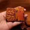 Ornamento Pendente Esculpido Exquisito de Lado Duplo em Madeira de Jujuba Atingida por Raio Wushi Pai (Nada com que se preocupar) Paz (Carregue com você) Ornatos de Escultura em Madeira ou Ornatos Taoístas Semelhantes ao Jade