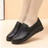 Sapatos femininos de mola e outono, slip-on, sola macia, casuais de couro antiderrapantes, sapatos para mães de tamanho grande, tamanhos 36-42