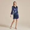 Bata corta de seda sintética gris plateada para mujer, bata de satén de lujo ligero para primavera y otoño con cuello de solapa y cinturón, ropa de casa de alta gama