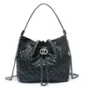 Venta al por mayor directa de fábrica Cuero de vaca de plena flor Patrón en V Bolso nuevo para mujer Versátil Bolso tipo cubo de cuero genuino Bolso de mano de gran capacidad Bolso de hombro para mujer
