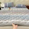 2026 Nuevo Invierno Cálido Leche Polar Estampado Engrosado Suave Colchón Invierno Más Terciopelo Almohadilla Protectora Almohadilla de Cama Estudiante