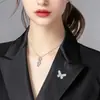 Novo design de broche de borboleta pequena em zircônio estilo coreano requintado e elegante pino anti-deslizamento versátil de alta qualidade para roupas